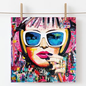 Kunstkaart van een mixed media schilderij vrouw met koptelefoon kleurrijk