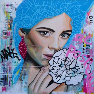 schilderij van een vrouwengezicht met blauw haar in acrylverf en mixed media graffiti letters typografie en zwart witte bloem
